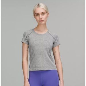 Lululemon Swiftly Tech Short Sleeve Shirt 2.0 race length in Slate/White size 8